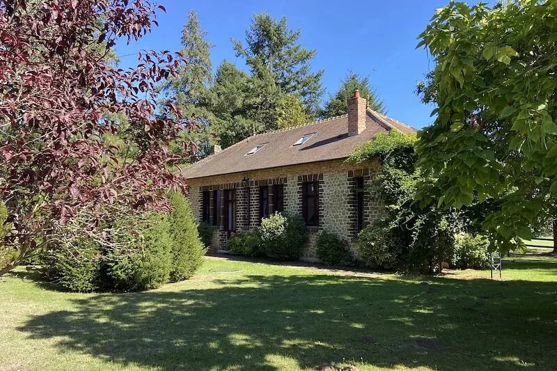 Country house with swimming pool and tennis court