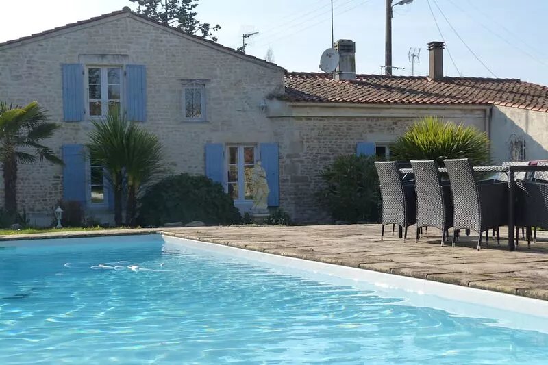 Charming house with pool near La Rochelle