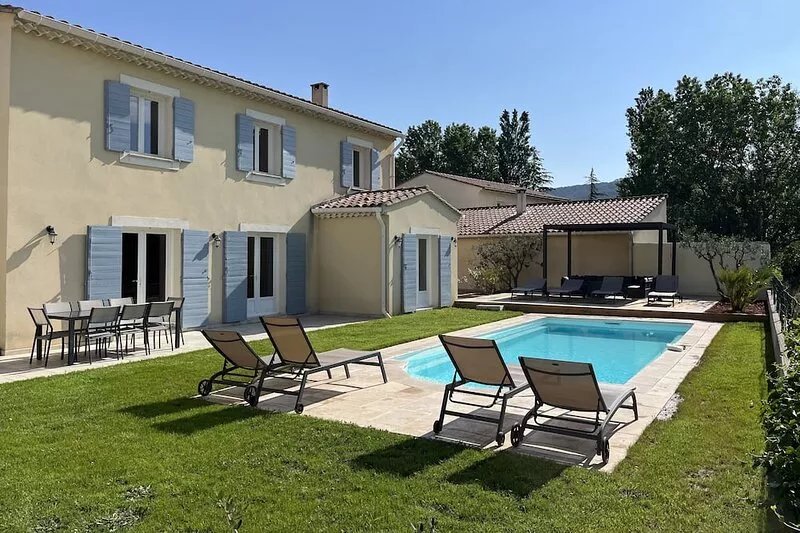 6-bedroom villa with pool and vineyard views