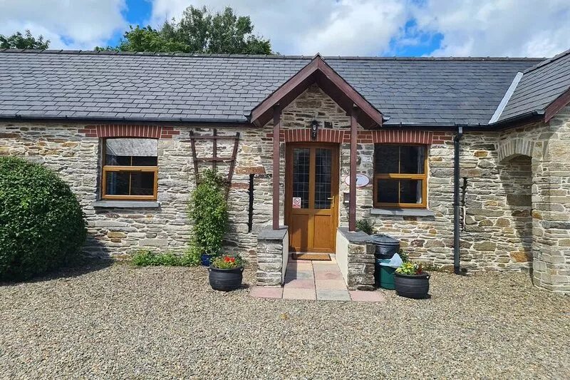 KINGFISHER COTTAGE, pet friendly, with pool in Llanboidy