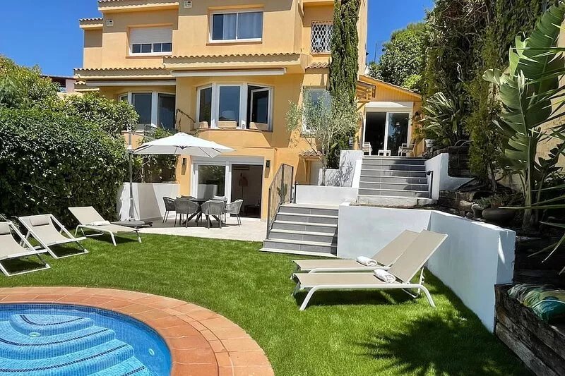 Family Villa With Swimming Pool For Up To 4 People (2 Children Minimum)