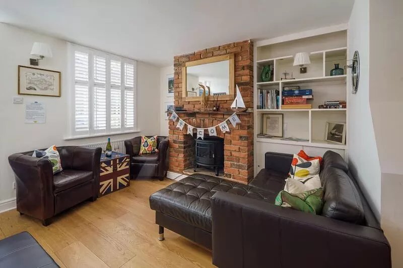 Central Cowes Victorian Cottage. Sunny Garden, 2 baths, Ferry Discount STA.
