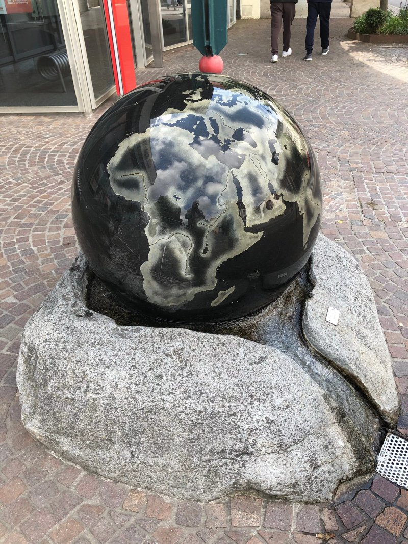 Brunnenanlage Mit Weltkugel