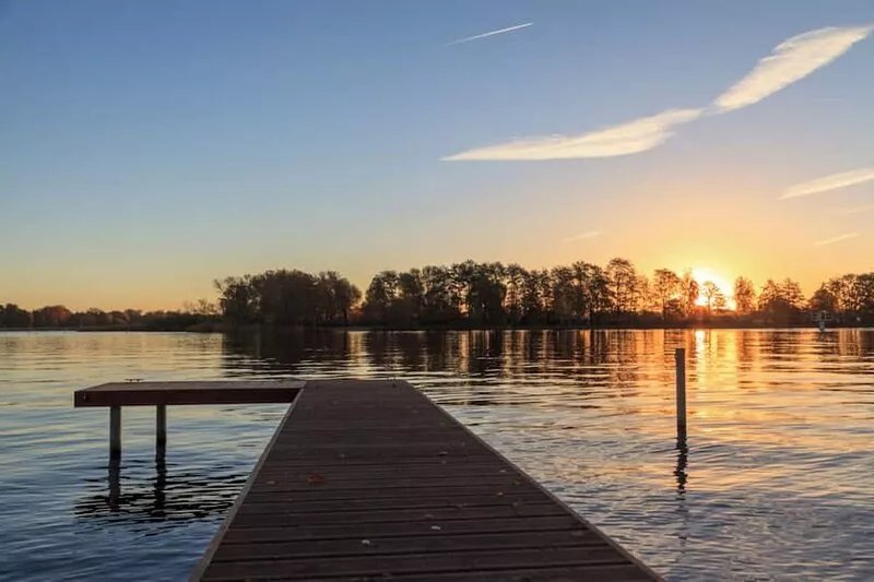 House on the Havelbogen directly on the water with canoe and jetty, garden