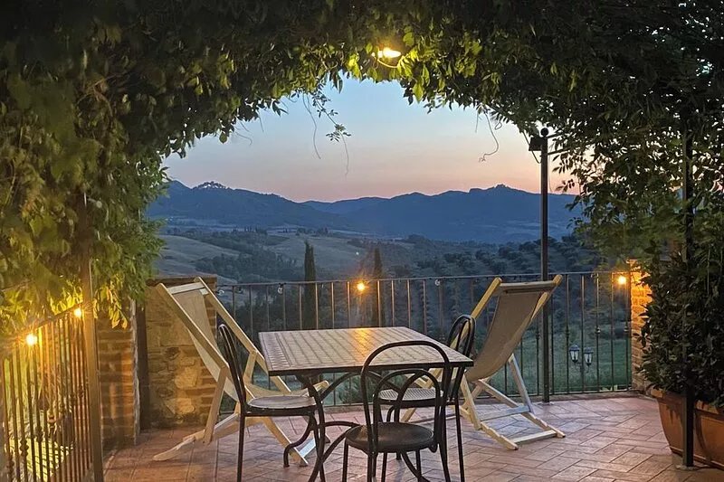 Villa San Tommaso with apartments for groups of families and friends