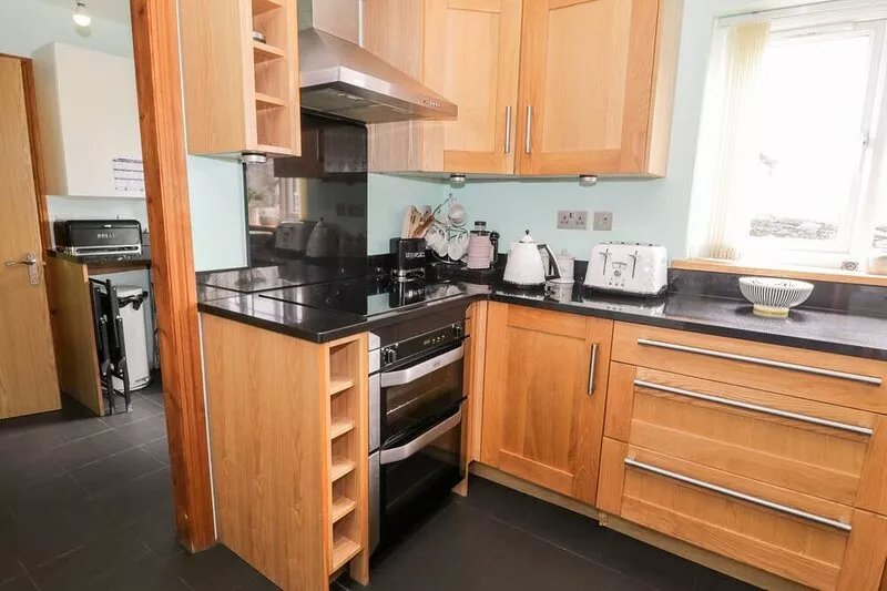 6 STAD YR YSGOL, pet friendly, luxury holiday cottage in Manod