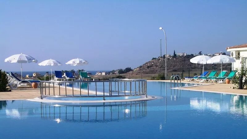 Delightful Ground Floor Apartment next to Large Pool, Free Internet & Sea-views
