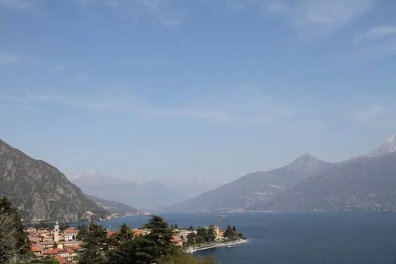 Spacious apartment in residential area with lake view