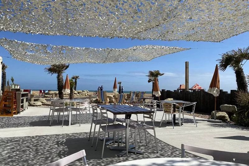 Coastal garden flat with parking.  Pet friendly!  Only 2 minutes from the beach!