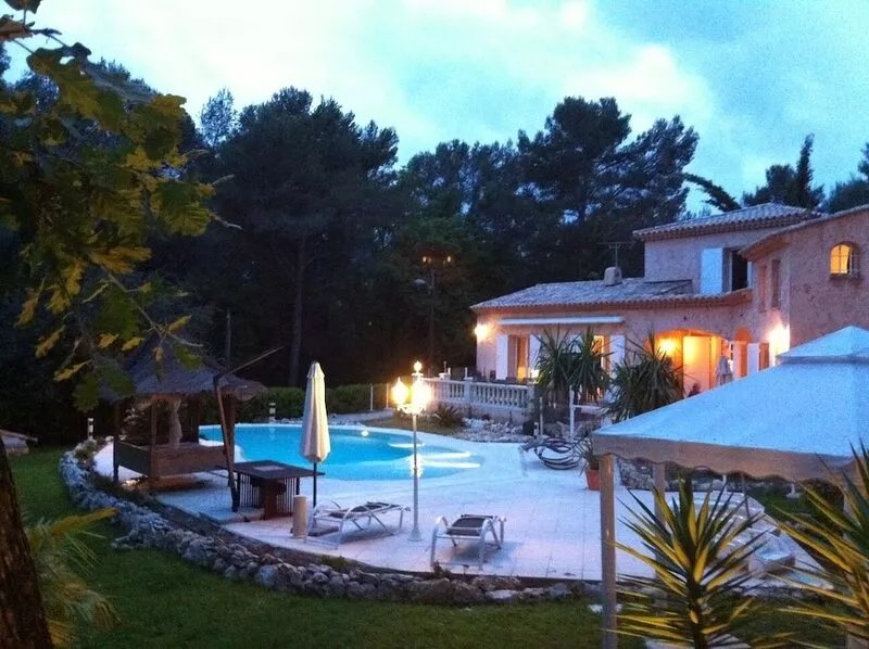 Recent villa 8 pers 4 suites; near Antibes, Nice, Vence, and 4 golf courses