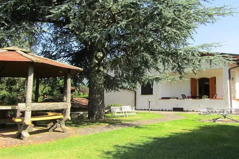Semi-detached villa with beautiful garden in the hills of Camaiore !!!