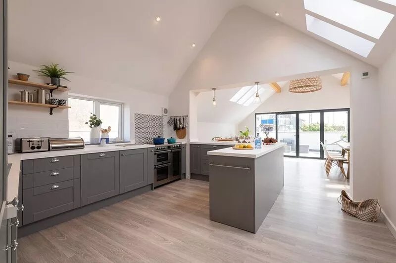Llys Y Celeste: 5 bedroom pet-friendly holiday home in Rhosneigr
