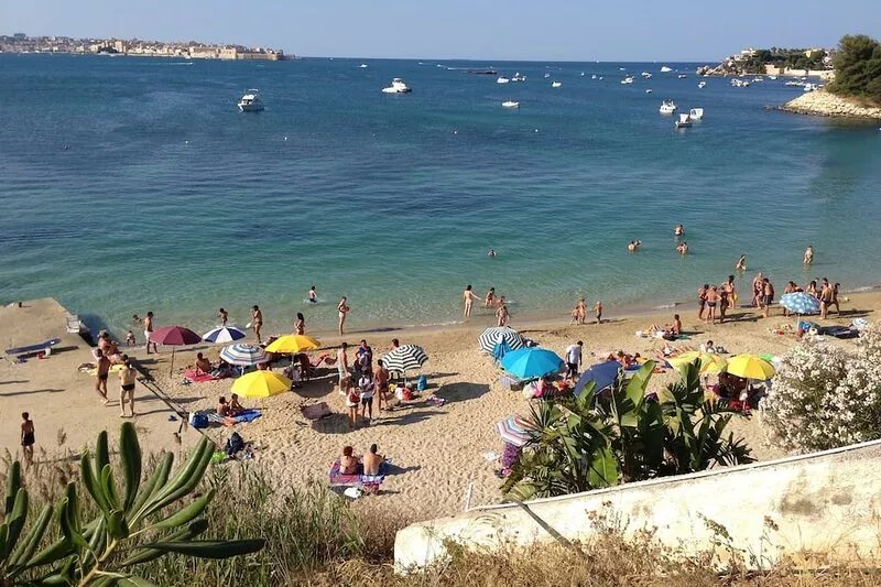 House with private tennis court, pool, 300m to the beach, WiFi, air conditioning