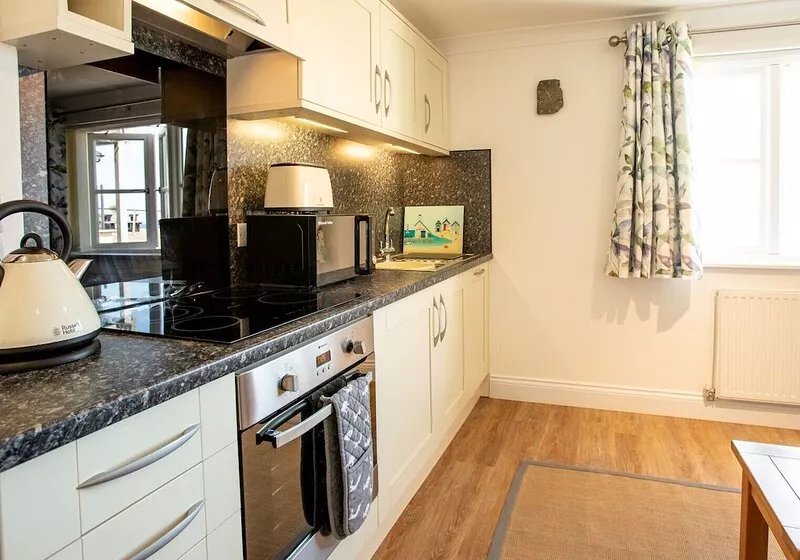 A gorgeous coastal apartment for 4 set above Newport Bay
