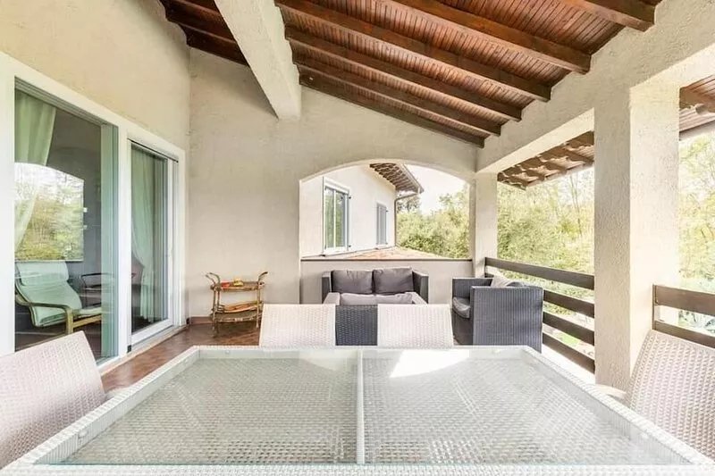 MAESTOSA VILLA A POCHI KM FROM GARDA LAKE WITH LARGE GARDEN AND 2 PORTICATES