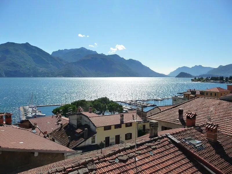 Apartment with beautiful views of the lake and mountains, free WiFi, calm.
