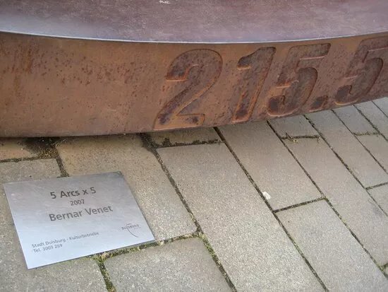 Stahl-skulptur Vor Dem Duisburger Stadttheater " 5 Arcs X 5 "