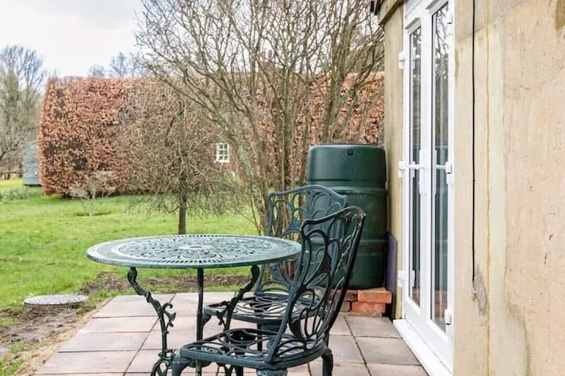 Oak Tree Cottage is a charming and peaceful cottage with countryside views.