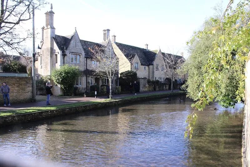 Lovely Cotswold holiday cottage within walking distance of restaurants/shops