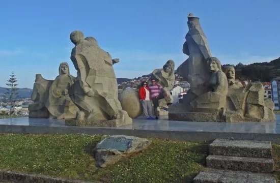 Monumento Encuentro Entre Dos Mundos