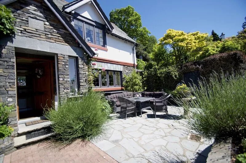 Wow 4 Bed detached house Lake Views, enviable location with Wifi, Log Burner