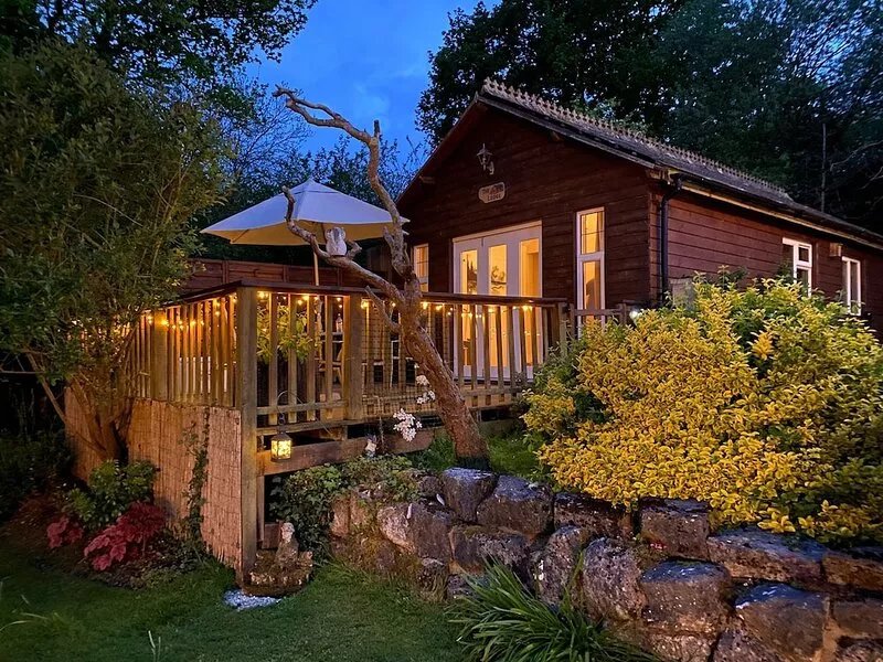 'Woodside Lodge' with private indoor pool. Secluded location, near to Ryde town.