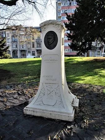 Stele a Louis Boumal