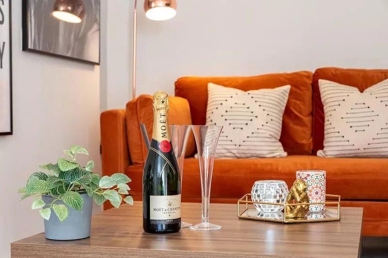 Stylish 2 bed town centre apartment with private parking