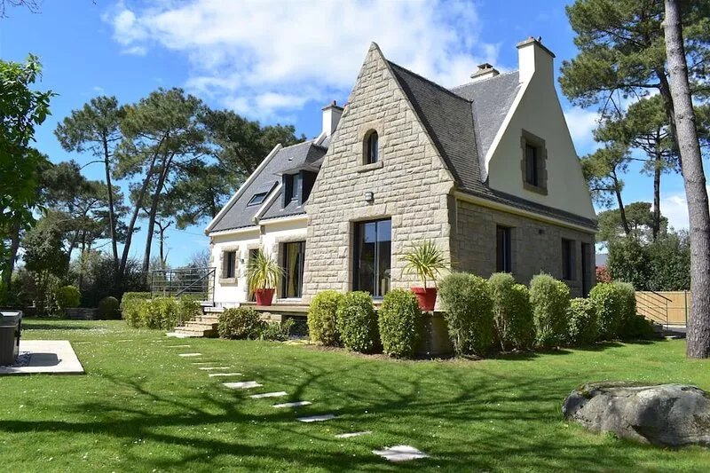 Large luxury villa with Jacuzzi sleeps 11 near beach Morbihan sud