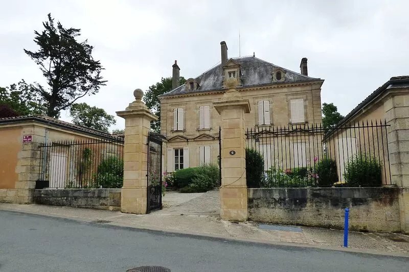 Large family home on three floors, inside a park of one hectare