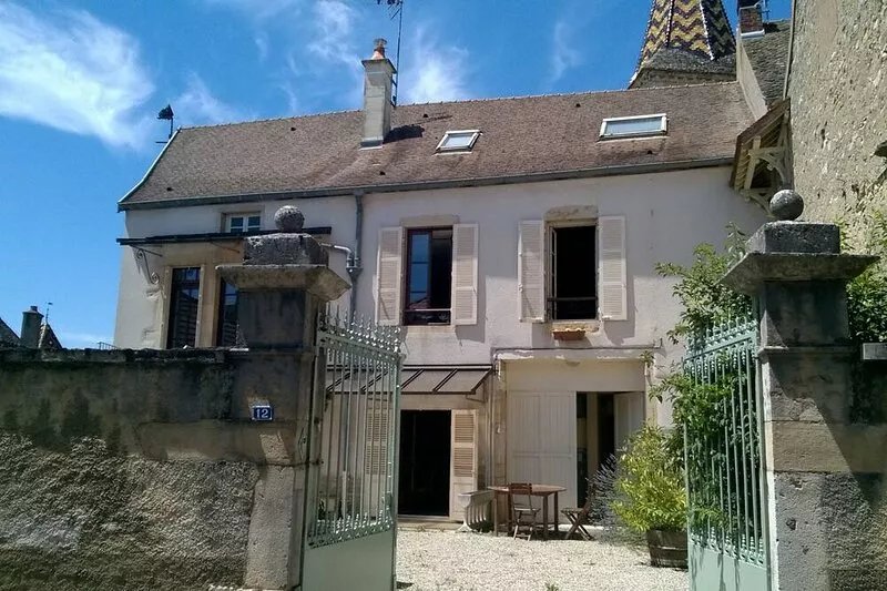House in the heart of a village on the wine route