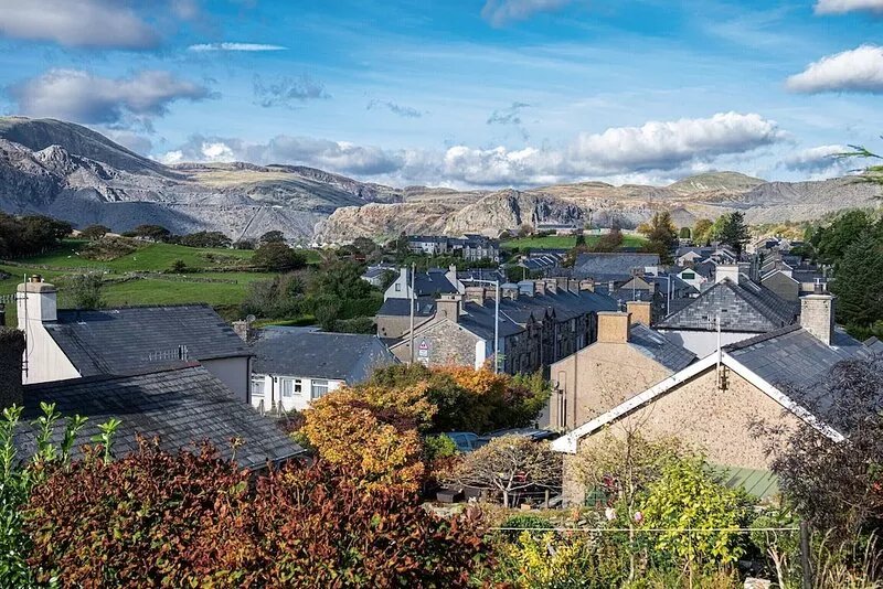 Homely cottage & garden with mountain-view.