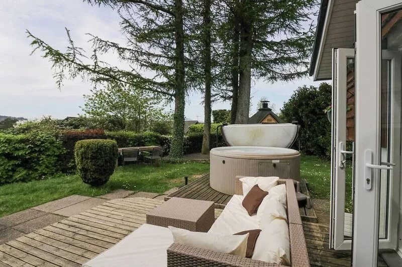 LAKE LODGE, pet friendly, with hot tub in Bowness-On-Windermere