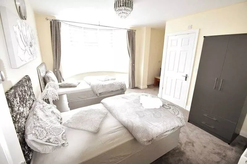 This house is a 6 bedroom(s), 3 bathrooms, located in Peterborough, England.