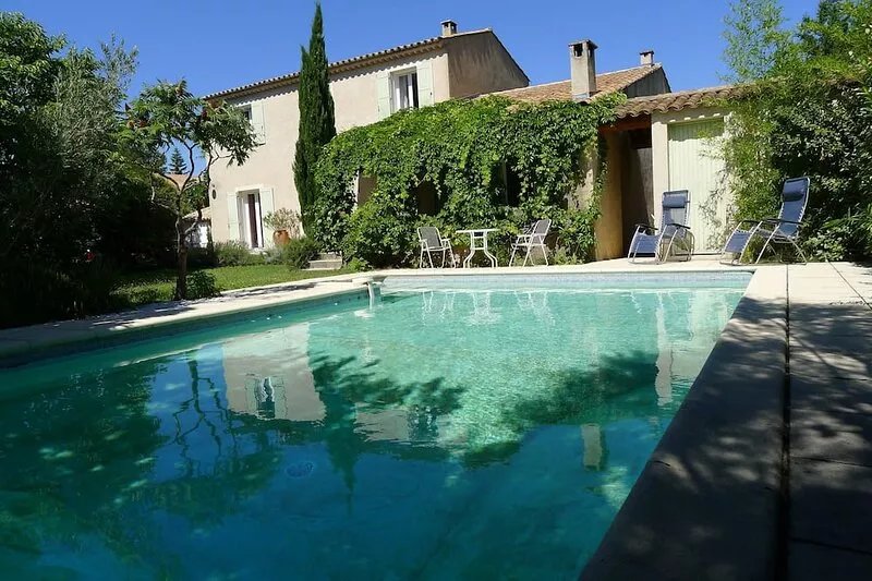 Provencal style house, near the city center with air conditioning