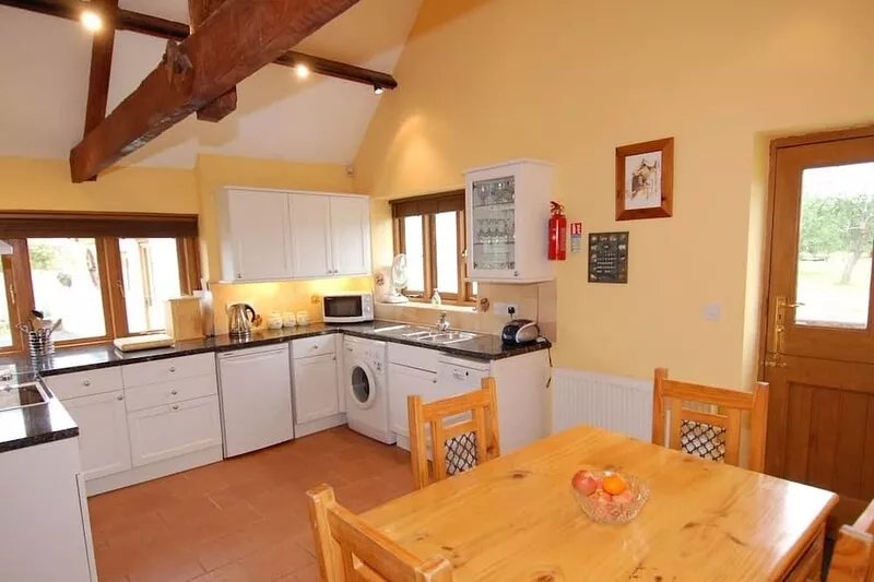 THE MILKING PARLOUR, country holiday cottage, with open fire in Wells