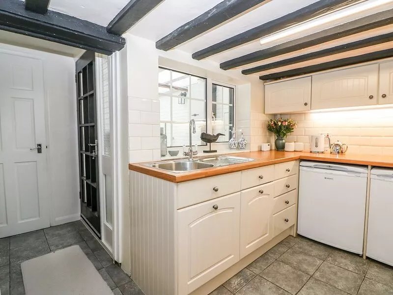 2 SEAVIEW COTTAGES, character holiday cottage in Bexhill-On-Sea