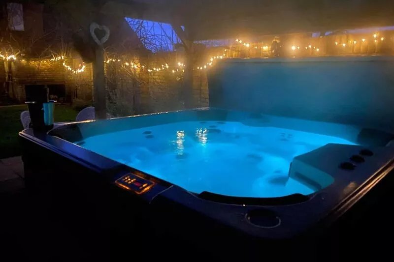 Wisteria lodge Beautiful cottage with hot tub , summer availability,beach wifi
