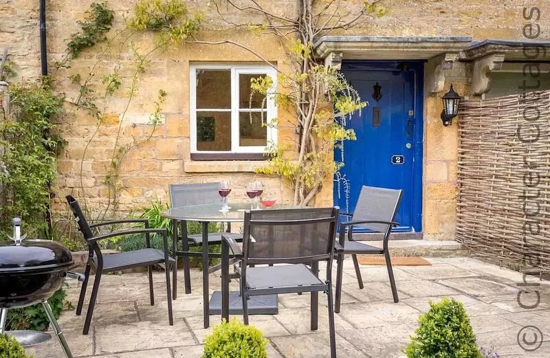 DOVE COTTAGE (NAUNTON), pet friendly, with open fire in Naunton