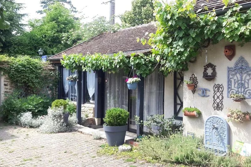 Near Disneyland, LA PARISIENNE