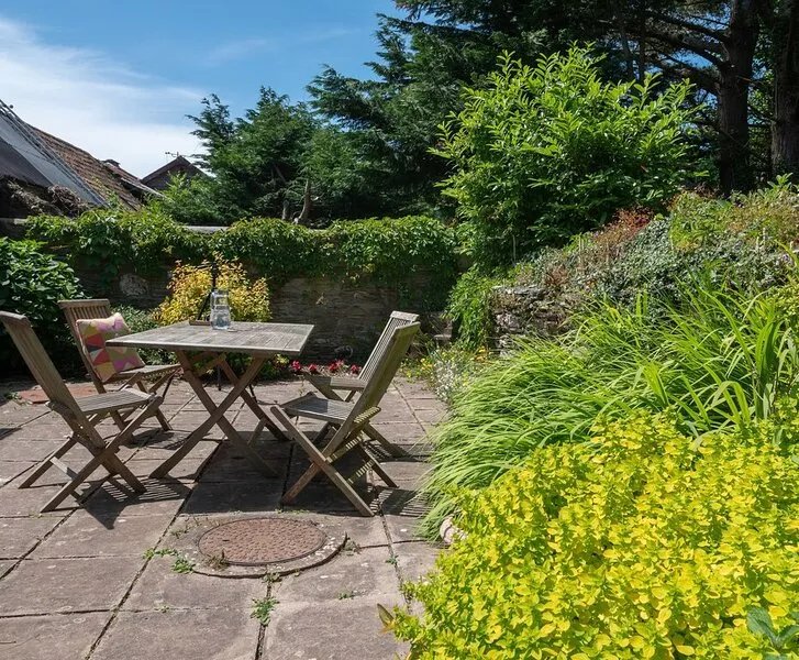 Beautiful cosy cottage above Avon river, close to the beach
