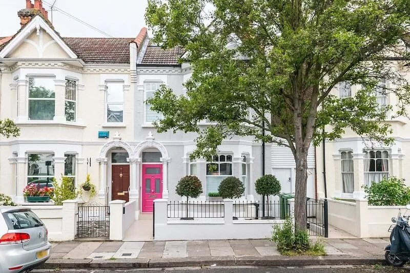 A fantastic London house w/ garden & BBQ. Great location!