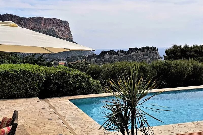 Outstanding rental property with pool for 8 persons i cassis france