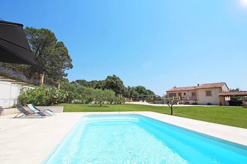 Recent villa 3 bedrooms, quiet village charm, pool near Aix and Luberon