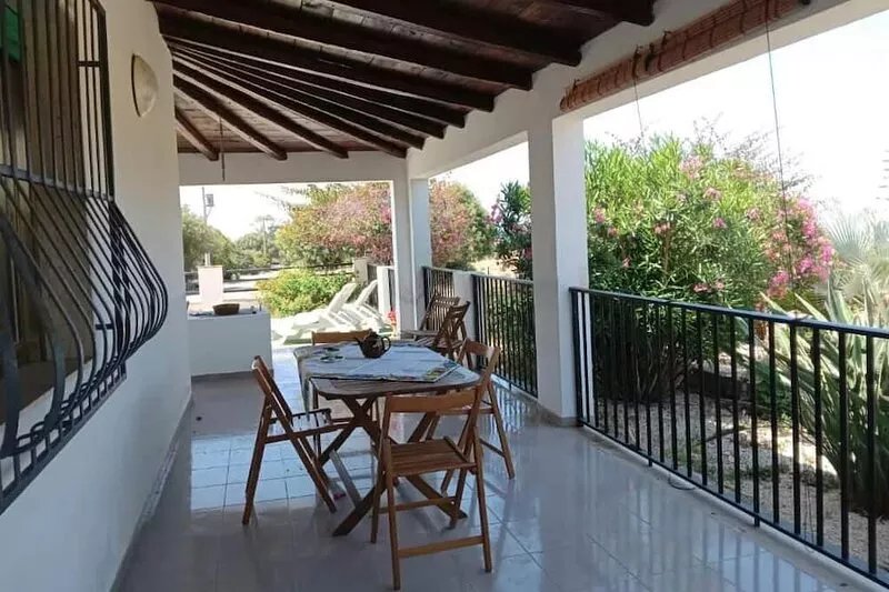 House  with garden  sea view and wifi