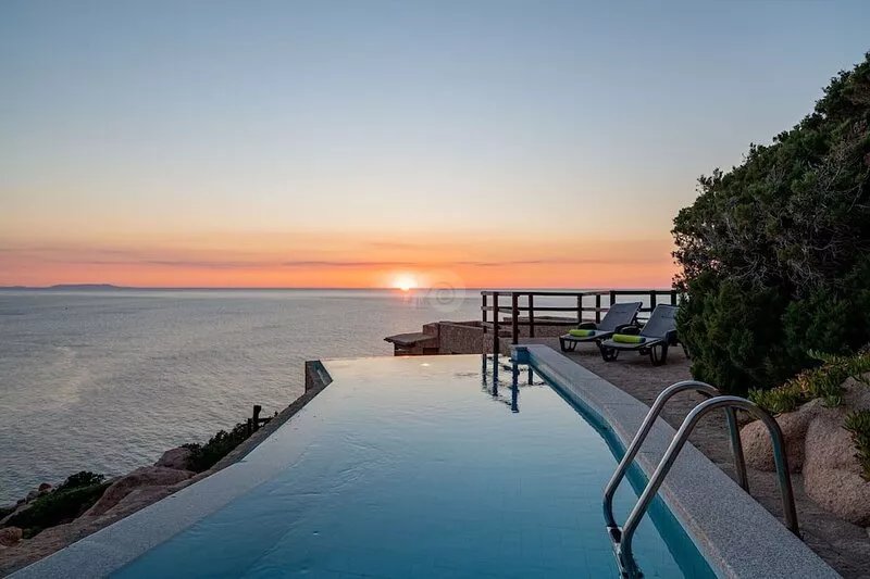 Il Saluto del Sole: house on a cliff over the sea