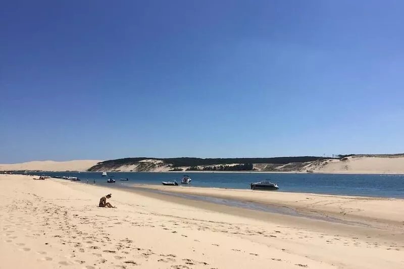 Wooden villa for 8 people on 44 ha in Cap Ferret, 200m from the beach.