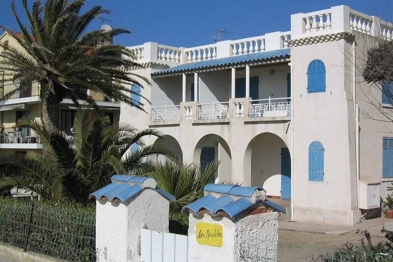 T2 seafront in beautiful villa