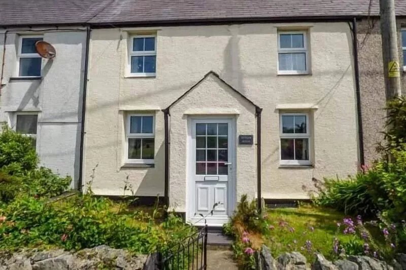 BWTHYN MEGAN, pet friendly, character holiday cottage in Llangaffo