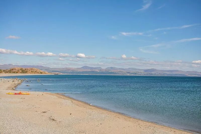 MOONDUNES - PWLLHELI, pet friendly, with a garden in Chwilog
